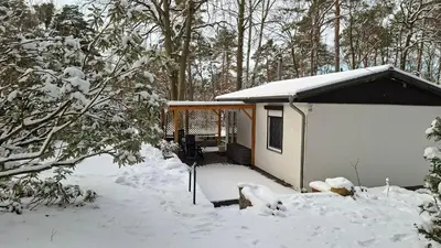 Kleines Haus am Wald im Winter