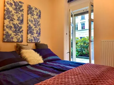 Ein Bett oder Betten in einem Zimmer der Unterkunft Prenzlauer Berg, Cozy Ground Floor Apartment
