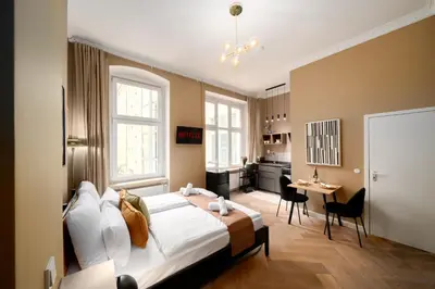 Ein Bett oder Betten in einem Zimmer der Unterkunft Homely Berlin - Heritage Studio , Kingsize Bed , Kitchen , WiFi