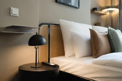 Ein Bett oder Betten in einem Zimmer der Unterkunft Homely Berlin - Heritage Studio , Kingsize Bed , Kitchen , WiFi