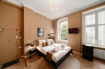 Ein Bett oder Betten in einem Zimmer der Unterkunft Homely Berlin - Heritage Studio , Kingsize Bed , Kitchen , WiFi