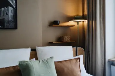 Ein Bett oder Betten in einem Zimmer der Unterkunft Homely Berlin - Heritage Studio , Kingsize Bed , Kitchen , WiFi