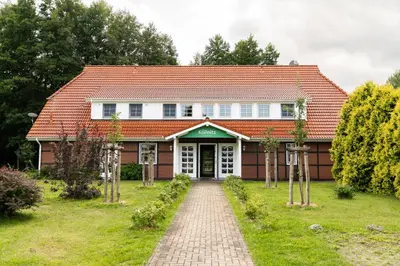 Ein Garten an der Unterkunft Seehotel Köllnitz