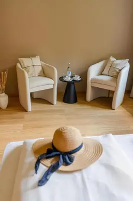 Ein Sitzbereich in der Unterkunft Seehotel Köllnitz