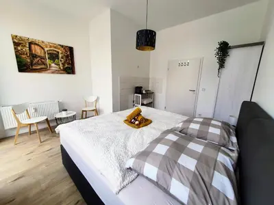 Ein Bett oder Betten in einem Zimmer der Unterkunft Hogulu - 2 - RAUM - App 13 mit Balkon im Herzen der Altstadt