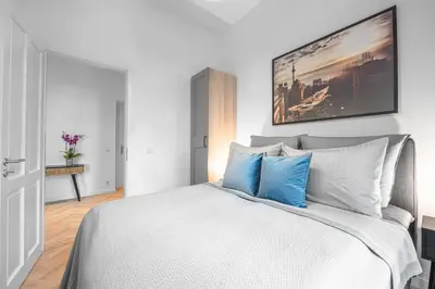 Ein Bett oder Betten in einem Zimmer der Unterkunft The Bornholmer - Group Flats in Central Berlin, Family-Friendly, 4 - 5 Guests