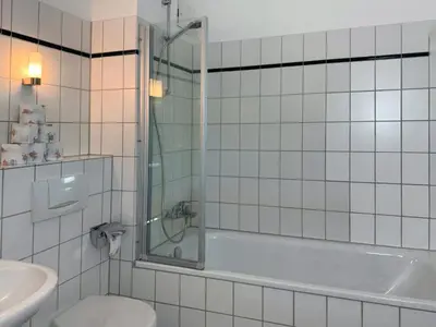 Ein Badezimmer in der Unterkunft HolidayHome Apartments I Friedrichshain - Spacious Private Room