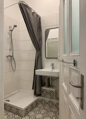 Ein Badezimmer in der Unterkunft Modern central Prenzlberg Elil