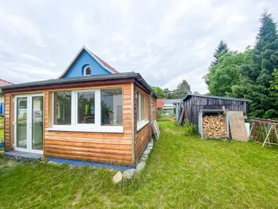 Ein Garten an der Unterkunft Tiny House im grünen Rangsdorf fuer 4 mit Kamin RAN