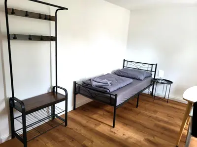 Ein Bett oder Betten in einem Zimmer der Unterkunft Monteur-Haus Veilchen Berlin Pankow, Französisch-Buchholz