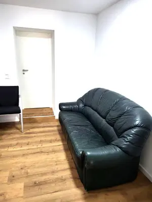 Ein Sitzbereich in der Unterkunft Monteur-Haus Veilchen Berlin Pankow, Französisch-Buchholz