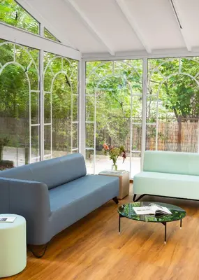 Ein Sitzbereich in der Unterkunft Limehome Berlin Weserstraße, Friedrichshain