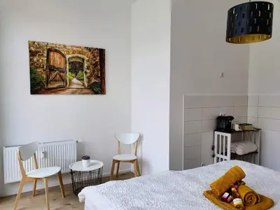 Ein Bett oder Betten in einem Zimmer der Unterkunft Hogulu - 2 - RAUM - App 23 mit Balkon im Herzen der Altstadt