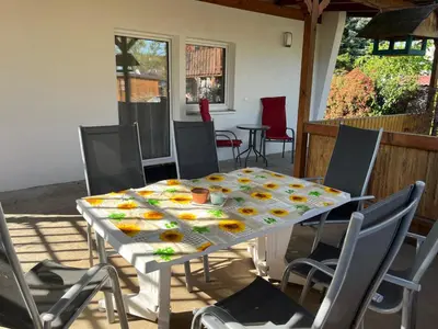 Ein Sitzbereich in der Unterkunft Kleines Stübchen im östlichen Speckgürtel von Berlin