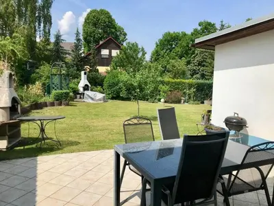 Ein Garten an der Unterkunft Ferienhaus mit eigenem Garten 2 SZ 2 Bäder 70QM