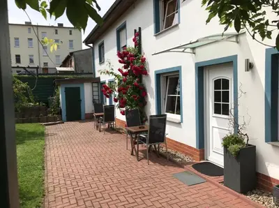 Das Gebäude in dem sich das Ferienhaus befindet
