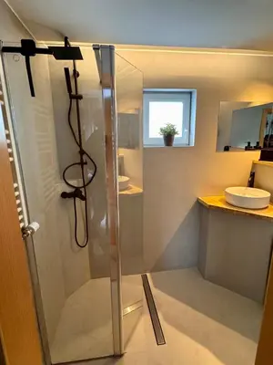 Ein Badezimmer in der Unterkunft Ferienhaus mit eigenem Garten 2 SZ 2 Bäder 70QM