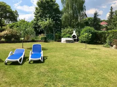 Ein Garten an der Unterkunft Ferienhaus mit eigenem Garten 2 SZ 2 Bäder 70QM