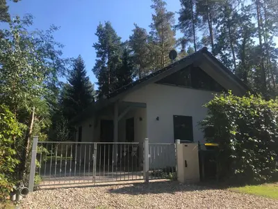 Das Gebäude in dem sich das Ferienhaus befindet