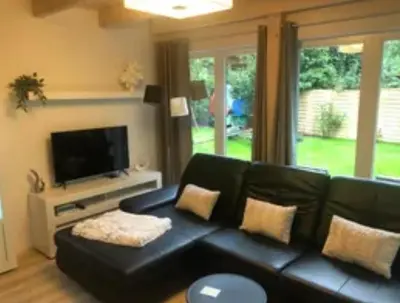 Ein Sitzbereich in der Unterkunft Luxus Summer Breeze Ferienhaus Lübbesee Sauna Bootssteg Templin