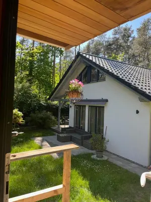 Ein Garten an der Unterkunft Luxus Summer Breeze Ferienhaus Lübbesee Sauna Bootssteg Templin
