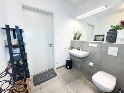 Ein Badezimmer in der Unterkunft Eiswerder - Inselwohnung in der Havel mit Balkon