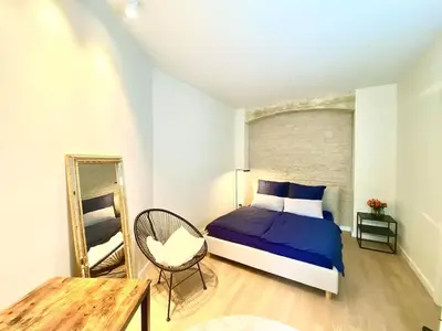 Ein Bett oder Betten in einem Zimmer der Unterkunft City center backyard Jewel - Ani