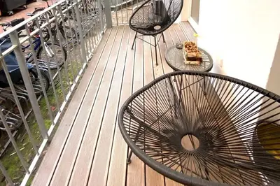 Ein Balkon oder eine Terrasse in der Unterkunft City center backyard Jewel - Ani