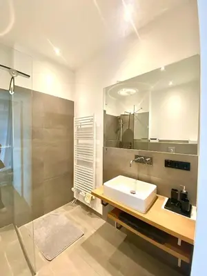 Ein Badezimmer in der Unterkunft City center backyard Jewel - Ani
