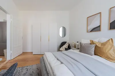 Ein Bett oder Betten in einem Zimmer der Unterkunft Renovated 2-Bedroom apt - Family & Work Ready!