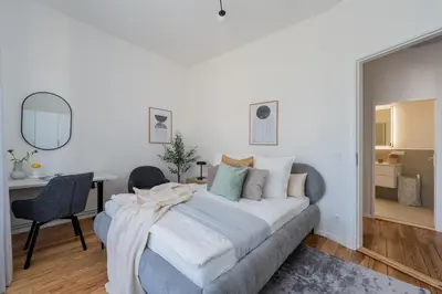 Ein Bett oder Betten in einem Zimmer der Unterkunft Renovated 2-Bedroom apt - Family & Work Ready!