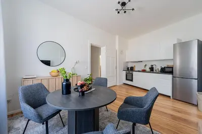 Küche/Küchenzeile in der Unterkunft Renovated 2-Bedroom apt - Family & Work Ready!