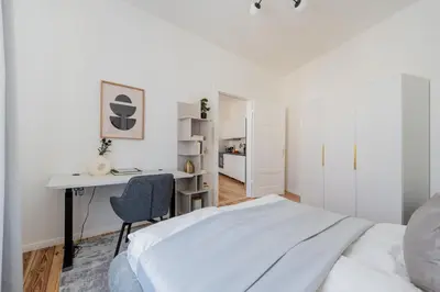 Ein Bett oder Betten in einem Zimmer der Unterkunft Renovated 2-Bedroom apt - Family & Work Ready!