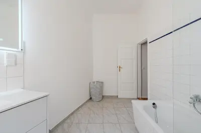 Ein Badezimmer in der Unterkunft New 2 bedroom apt - Explorers & Remote workers!