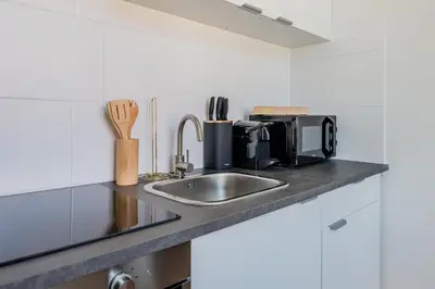 Küche/Küchenzeile in der Unterkunft Cozy 1BR - Family Retreat in Potsdam!