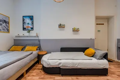 Ein Bett oder Betten in einem Zimmer der Unterkunft Cozy Retro Chic with Patio and Self Check-in