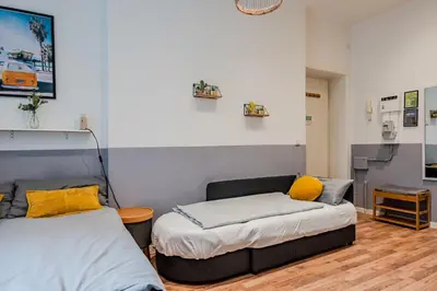 Ein Bett oder Betten in einem Zimmer der Unterkunft Cozy Retro Chic with Patio and Self Check-in