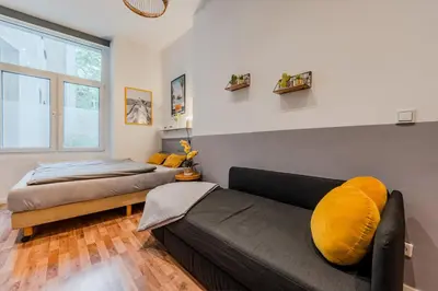 Ein Bett oder Betten in einem Zimmer der Unterkunft Cozy Retro Chic with Patio and Self Check-in