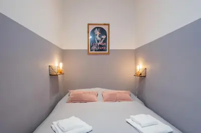 Ein Bett oder Betten in einem Zimmer der Unterkunft Cozy Retro Chic with Patio and Self Check-in