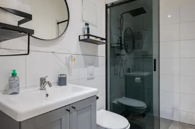 Ein Badezimmer in der Unterkunft Cozy Retro Chic with Patio and Self Check-in