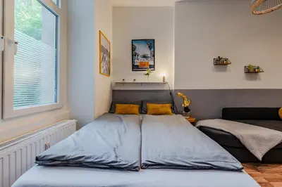 Ein Bett oder Betten in einem Zimmer der Unterkunft Cozy Retro Chic with Patio and Self Check-in