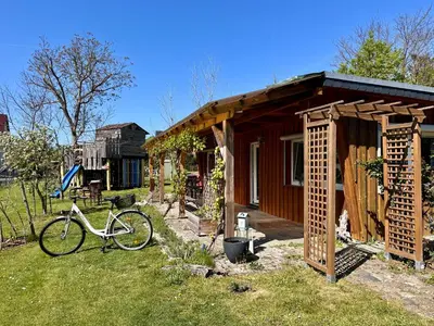 Ein Garten an der Unterkunft Seezeit Storkow & romantisches Baumhaus