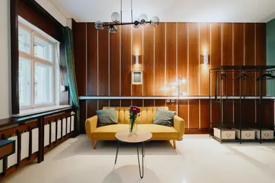 Ein Sitzbereich in der Unterkunft Homely Berlin - Library Style , Wooden Walls , Spacious , Friedrichshain