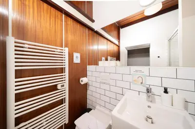 Ein Badezimmer in der Unterkunft Homely Berlin - Library Style , Wooden Walls , Spacious , Friedrichshain