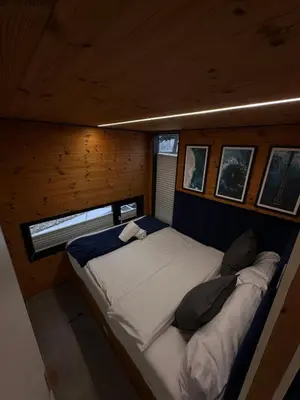 Ein Bett oder Betten in einem Zimmer der Unterkunft Ruheoase am Wasser, Sauna-Hausboot in Naturidylle