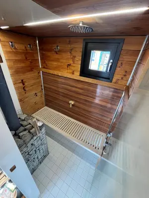 Ein Badezimmer in der Unterkunft Ruheoase am Wasser, Sauna-Hausboot in Naturidylle