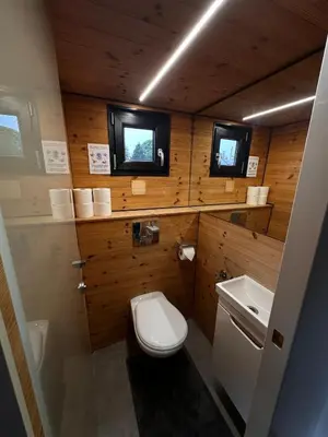 Ein Badezimmer in der Unterkunft Ruheoase am Wasser, Sauna-Hausboot in Naturidylle