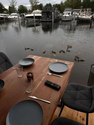 Blick auf einen Fluss in der Nähe des Bootes