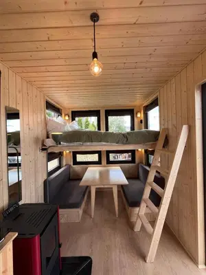Ein Sitzbereich in der Unterkunft Waterfront Tiny House Stay
