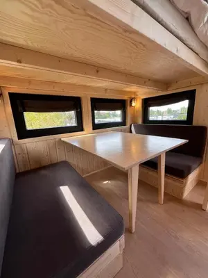 Ein Sitzbereich in der Unterkunft Waterfront Tiny House Stay